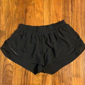 LULULEMON HOTTY HOT SHORT 2.5”